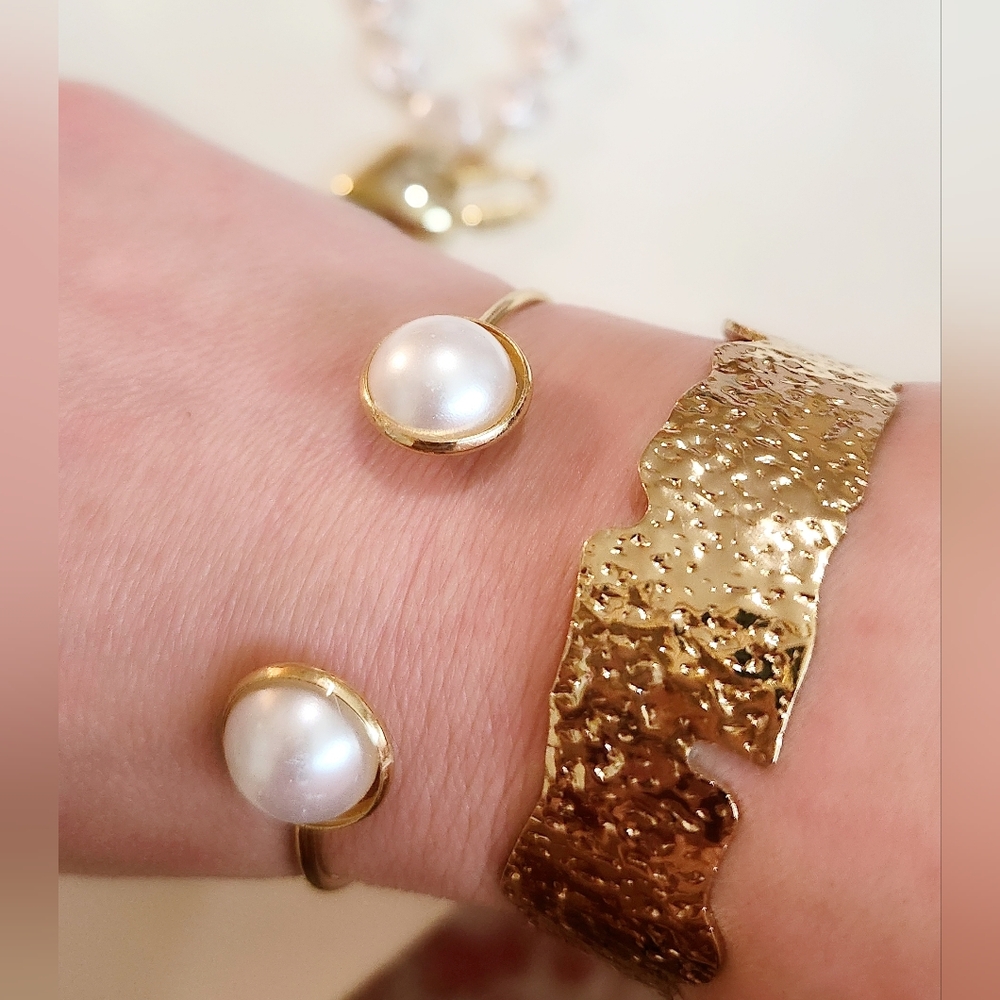 Elegant Gold and Pearl Women's Bracelet Set